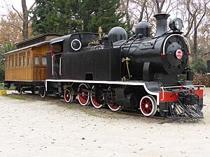 Archivo:Locomotora Borsig métrica del año 1906 y coche de viajeros de ferrocarril salitrero del norte de Chile, Museo Ferroviario de Santiago