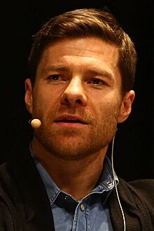 Los Caminos del fútbol. Xabi Alonso (39666778464) (cropped).jpg
