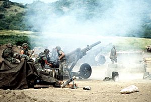 Archivo:M102 howitzers during Operation Urgent Fury