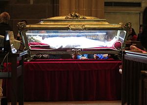 Archivo:Major Relics of St. Maria Goretti in St. Joseph Cathedral (Columbus, Ohio)