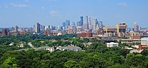 Archivo:Minneapolis skyline from Prospect Park Water Tower, July 2014
