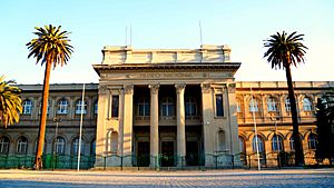 Archivo:Museo Nacional de Historia Natural Frontis 4
