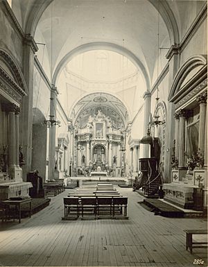 Archivo:Nave principal, vista hacia el altar mayor