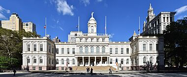 Archivo:New York City Hall exterior, October 2016