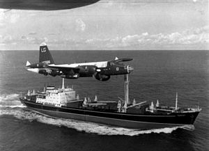 Archivo:P-2H Neptune over Soviet ship Oct 1962