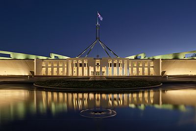 Archivo:Parliament House at dusk, Canberra ACT