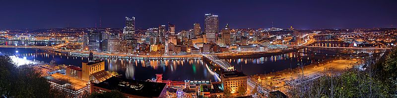 Archivo:Pittsburgh skyline panorama at night