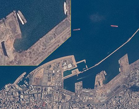Archivo:Port of Beirut from the ISS (closeup) (cropped)