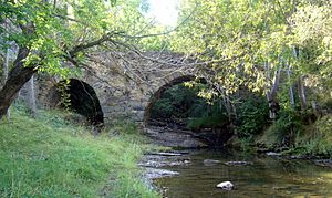 Archivo:Puente sobre el río Baos de Santa Cruz de Yanguas