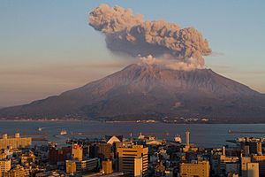 Archivo:Sakurajima at Sunset