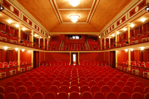Archivo:Teatro Salón Cervantes (RPS 18-03-2016) vista hacia el anfiteatro