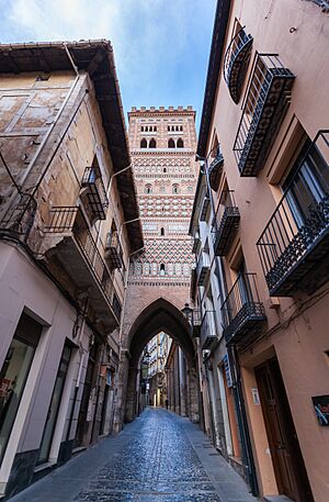 Archivo:Torre de la iglesia del Salvador, Teruel, España, 2014-01-10, DD 75