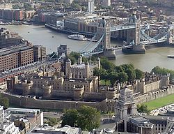 Archivo:Tower of london from swissre