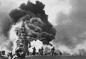 Archivo:USS Bunker Hill hit by two Kamikazes