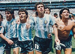 Archivo:Valdano dando vuelta olimpica