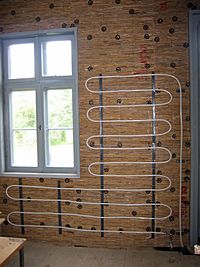 Archivo:Wallheating pipes on bast fiber insulation