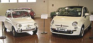 Archivo:1966 Fiat Nuova 500F and 2008 Fiat 500