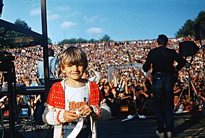 Archivo:A boy and the crowd during the Rock March (Šiauliai, Lithuania, 1987)