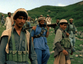 Archivo:Afghan Muja crossing from Saohol Sar pass in Durand border region of Pakistan, August 1985