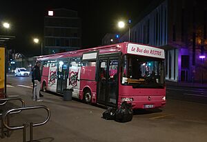 Archivo:Autobus Les Restos du coeur, Metz
