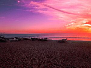 Archivo:Beach in trincomalee at sun rising