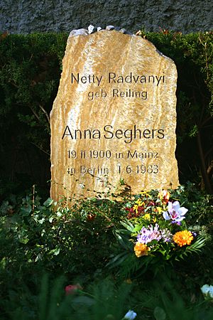 Archivo:Berlin Anna Seghers Grab 7112 59