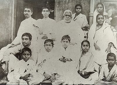 Archivo:Bhaktisiddhanta with Bhaktivinoda and family