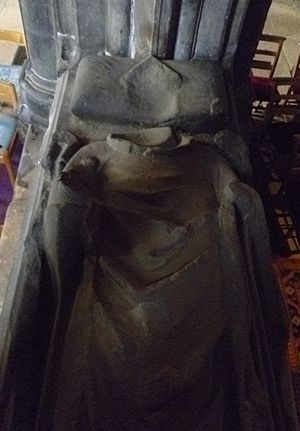Archivo:Bishop Wishart's effigy, crypt of Glasgow Cathedral