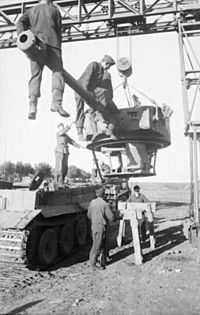 Archivo:Bundesarchiv Bild 101I-022-2922-38, Russland, Reparatur Panzer VI "Tiger I"