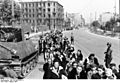 Bundesarchiv Bild 101I-695-0423-13, Warschauer Aufstand, flüchtende Zivilisten