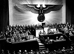 Archivo:Bundesarchiv Bild 183-1987-0703-507, Berlin, Reichstagssitzung, Rede Adolf Hitler