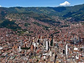 Medellín en medio del Valle de Aburrá