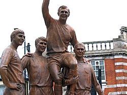 Archivo:Champions statue