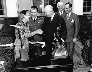 Archivo:Cochran and Yeager awarded by Eisenhower