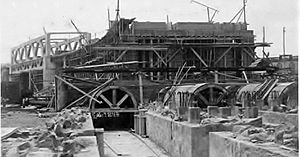 Archivo:Construcción de los Depósitos del Mineral de Hierro, al fondo, Viaducto, CEMR, Melilla