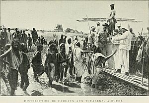 Archivo:Distribución de regalos a los tuareg en Bouré 1896