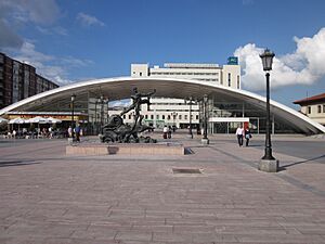 Archivo:Estacion de Oviedo. Acceso superior