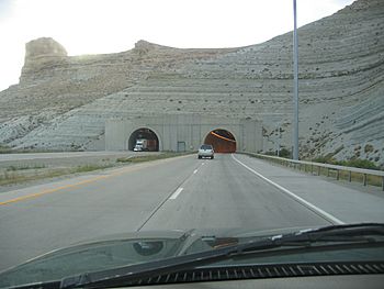 Archivo:I-80 tunnel green river wy