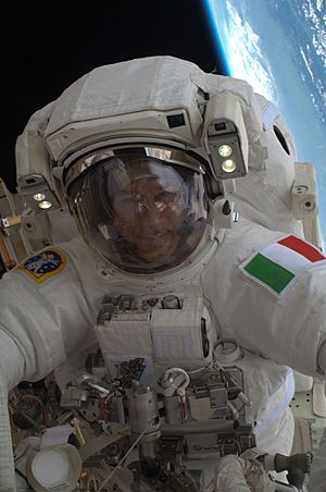 Archivo:ISS-36 EVA-2 v Luca Parmitano