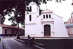 Archivo:Iglesia Colonial de Naguanagua