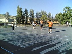 Archivo:Jóvenes en las instalaciones deportivas
