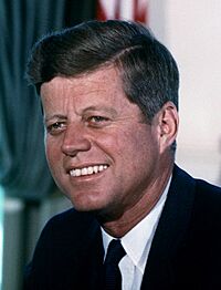 Archivo:John F. Kennedy, White House color photo portrait (cropped)