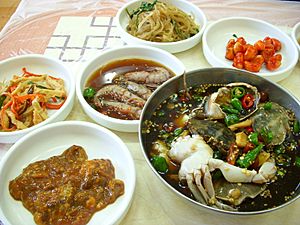 Archivo:Korean.cuisine-Ganjang gejang and banchan-01