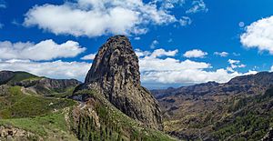 Archivo:La Gomera, Canary islands, volcanic plug Roque de Agando, panorama
