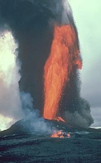 Archivo:Lava fountain at Kilauea