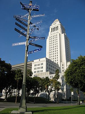 Archivo:Los Angeles City Hall with sister cities 2006