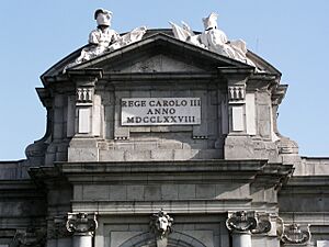 Archivo:Madrid Puerta de Alcala detail central portal west side