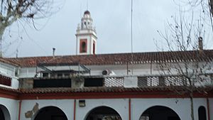 Archivo:Mercado de las Casas Baratas. Plaza Porticada. Arquitectura de época franquista. Campanario Iglesia de Fátima. Albacete 2