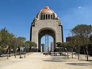 Archivo:Monumento a la Revolución 1