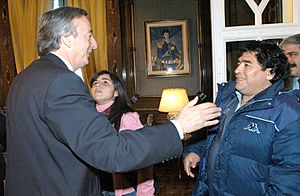 Archivo:Néstor Kirchner y Diego Maradona-Buenos Aires-12 de agosto 2004